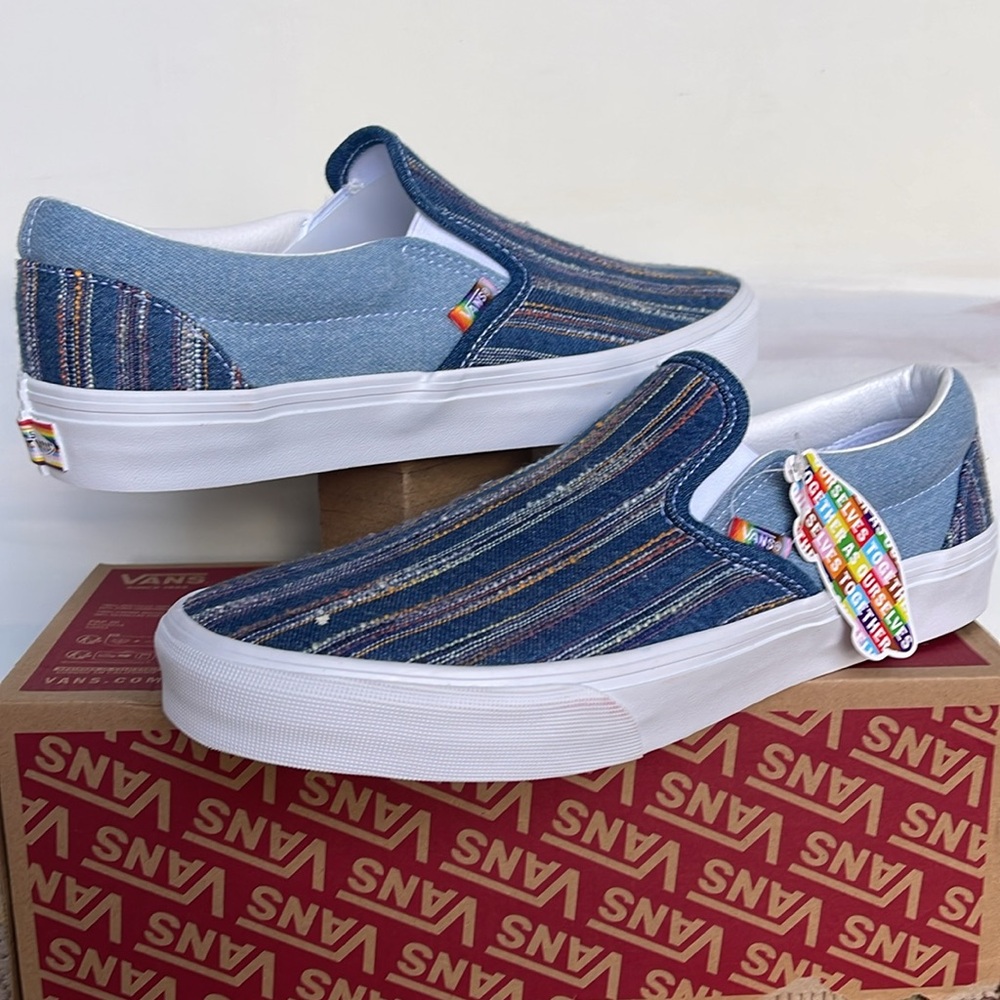 Vans WMNS Classic Slip-On
2gether As Ourselves Multi
VN000BVZCYL
Sneakers